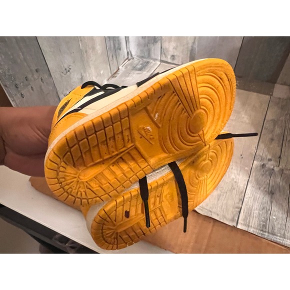 Nike Air Jordan 1 Retro High Top Sneakers Taxi Yellow Leather Kids Sz 8C - Picture 5 of 8